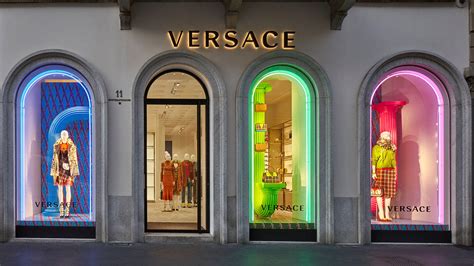 negozi abbigliamento versace novara e provincia|Trova la boutique Versace più vicina .